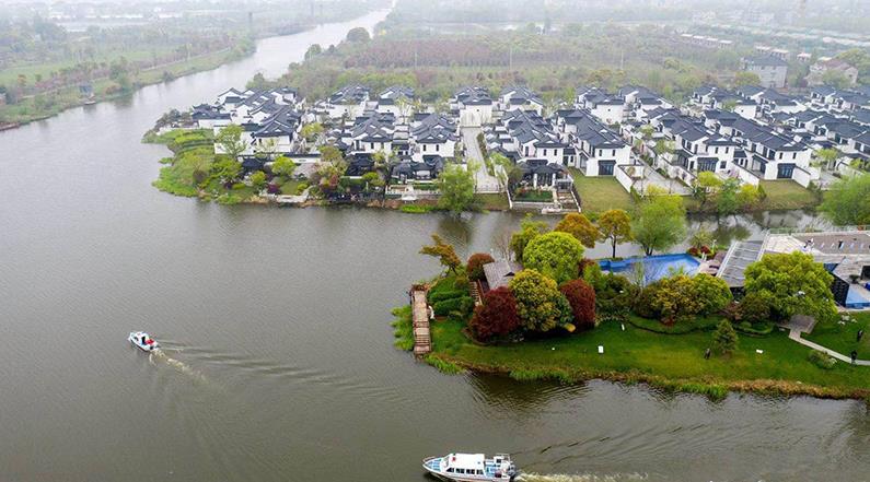 水韻湖城太清沿岸長(zhǎng)興縣楊家浦國(guó)控?cái)嘌桓?></a>
		<figcaption>
<h4>水韻湖城太清沿岸長(zhǎng)興縣楊家浦國(guó)控?cái)嘌桓?/h4>
<em>河道生修復(fù)工程</em>
<p>本工程位于洪橋鎮(zhèn)，本次生態(tài)修復(fù)范圍為北橫港及其叉港，東段為楊家浦閘至圖影扶欄橋段，西段為楊家浦港至陽(yáng)墩漾，主河道總長(zhǎng)7.36km，叉港總長(zhǎng)8.15km。所需松木樁規(guī)格為3米小頭11-12CM型號(hào)，所用數(shù)量為:10萬(wàn)根左右。松木樁在生態(tài)修復(fù)中可以發(fā)揮重要作用。它可以幫助改善水土流失，保護(hù)水體，減少污染物向水體的遷移，促進(jìn)水體環(huán)境的恢復(fù)。</p>
</figcaption>
		</figure>
			    <figure class=